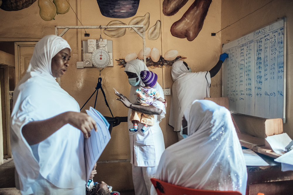 Krankenschwestern wiegen genesene mangelernährte Kinder in Sokoto, Nigeria