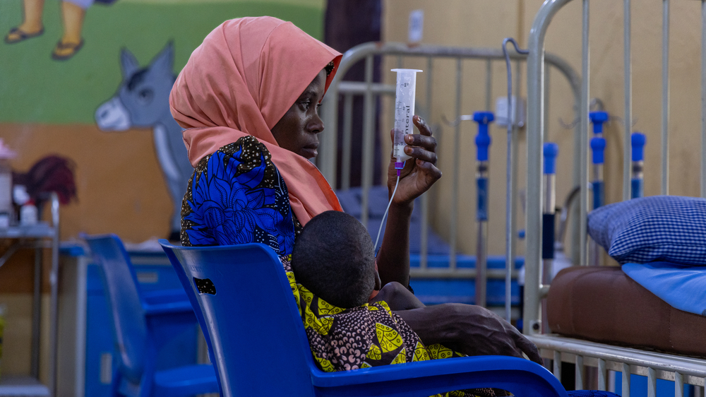 Mutter füttert ihr Kind über eine Sonde, Ernährungszentrum Sokoto