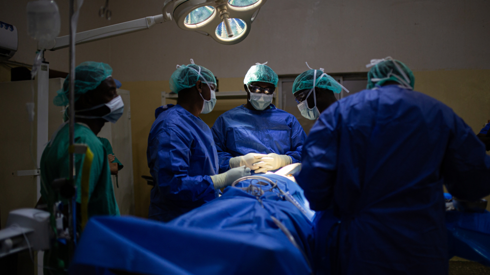 Chirurgen operieren einen Noma-Überlebenden